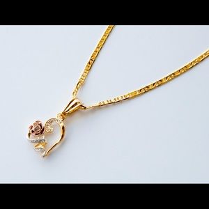 14k Gold Vermeil Mariner Chain w/ Heart Pendant. 18” in length and 3.5mm wide.